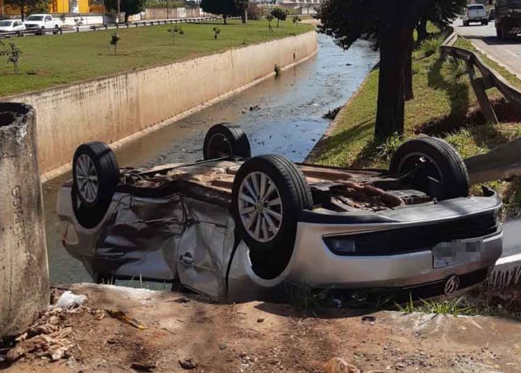 Veiculo bate e quase cai na Marginal Cascavel | Foto: Reprodução
