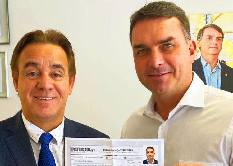 Adilson Barroso e Flávio Bolsonaro | Foto: Reprodução