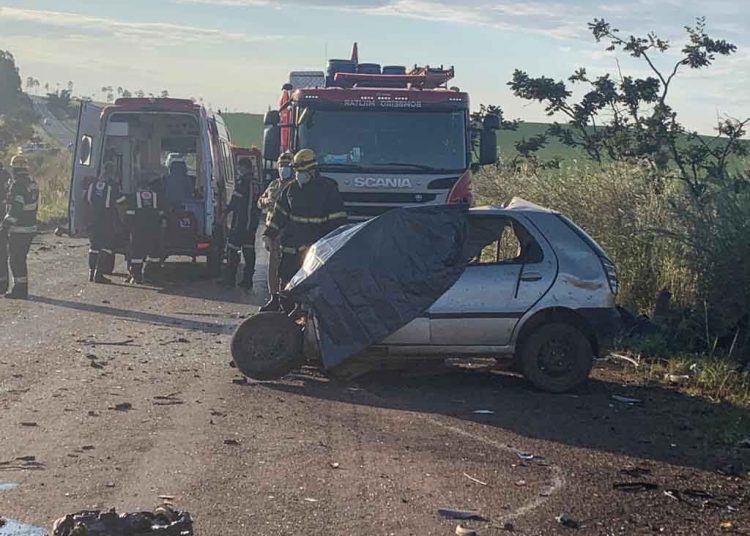 Colisão entre caminhão e carro na GO-330 | Foto: CBMGO
