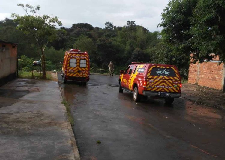Corpo de Bombeiros fazendo buscas | Foto: CBMGO