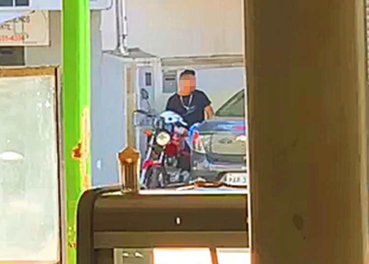 Homem flagrado se masturbando na Avenida Independência, na Cidade Livre, em Aparecida de Goiânia | Foto: Reprodução