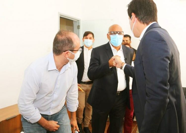 Rogério Cruz e Daniel Vilela se cumprimentam durante evento da FGM na manhã desta 6ª feira (21) | Foto: Reprodução