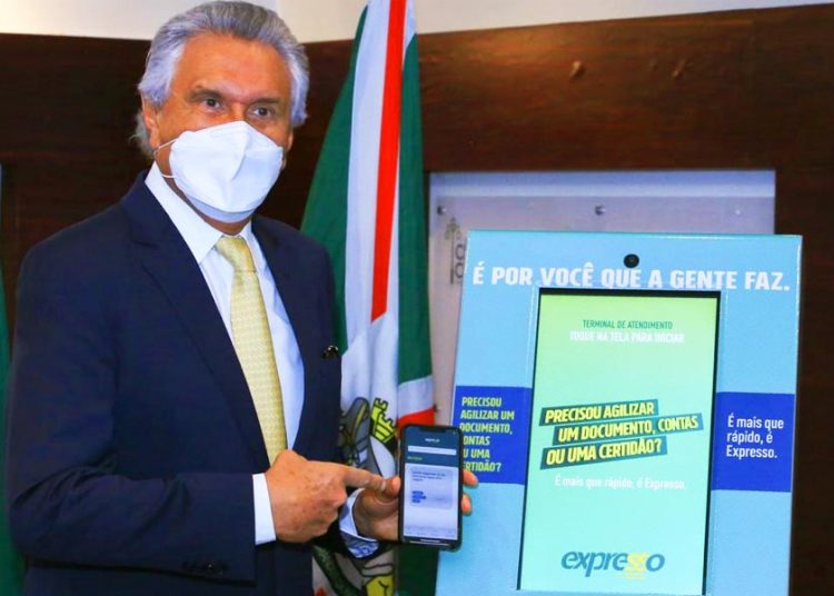 Governador Ronaldo Caiado durante lançamento do Expresso, nova plataforma que oferece 70 serviços do Estado, todos disponíveis por meio virtual | Foto: Wesley Costa