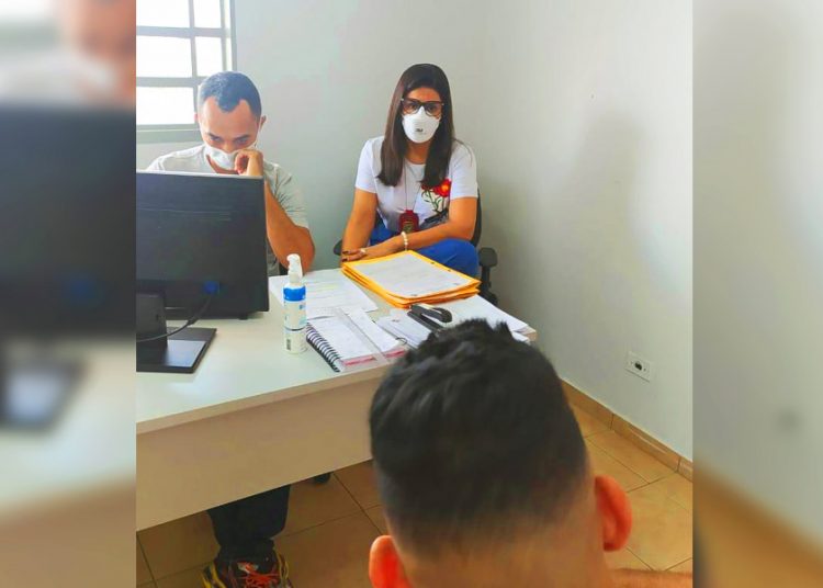 Homem é conduzido à delegacia suspeito de importunação sexual contra mulheres em Aparecida. Na imagem, ele é interrogado pela delegada Cybelle Tristão | Foto: Divulgação / PCGO