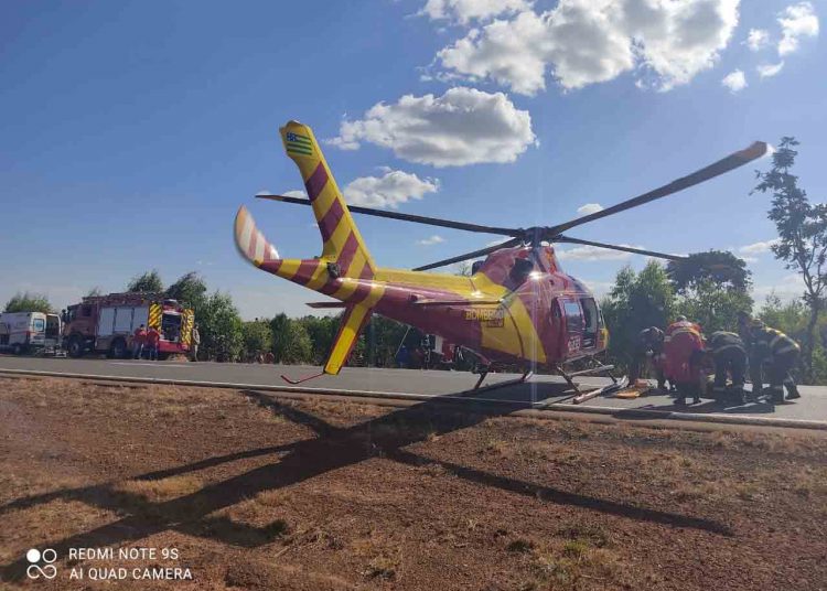 Bombeiros prestam socorro à vítima de acidente, na BR-153 | Foto: CBMGO
