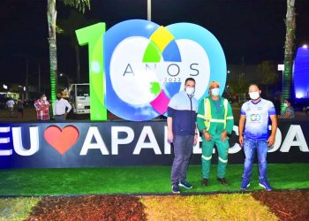 Gustavo Mendanha, trabalhador da limpeza urbana de Aparecida e secretário Vanilson Bueno | Foto: Rodrigo Estrela
