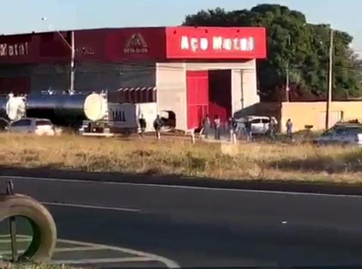Carro saiu da pista e invadiu galpão | Foto: Reprodução