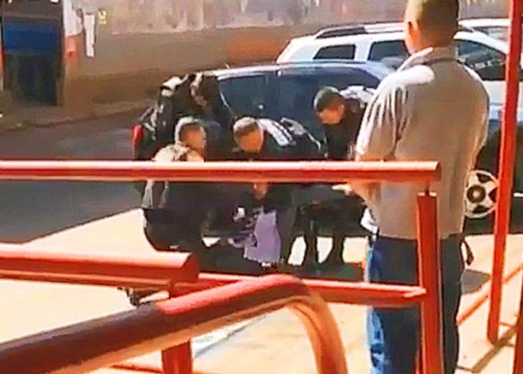 Advogado Orcelio Ferreira Silverio Junior é imobilizado e agredido por policiais militares | Foto: Reprodução