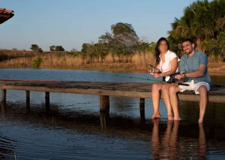 Casal posando antes de Denis morrer com descarga elétrica | Foto: Teixeira