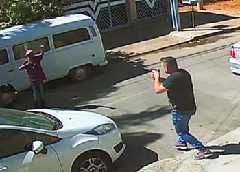 Filho de vereador prende em flagrante ladrão que tentava arrombar Kombi do seu pai em Aparecida | Foto: Reprodução