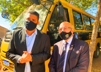 Professor Divino e Professor Alcides na entrega de novos ônibus escolares para Aparecida de Goiânia | Foto: Valdemy Teixeira