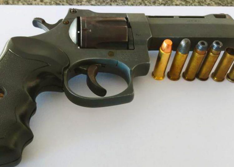 Revólver apreendido pela PM com suspeito de estupro e feminicídio morto em confronto ocorrido em Hidrolândia nesta 3ª feira (6) | Foto: Divulgação / PMGO
