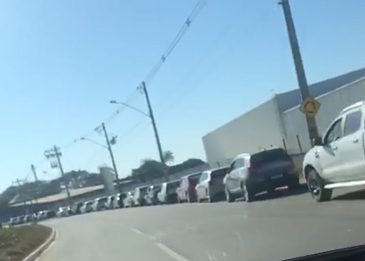 Pessoas fazem fila de carros para se imunizarem contra a Covid-19 em Aparecida | Foto: Reprodução