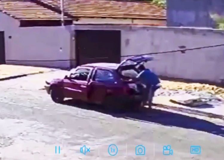 Corpo foi encontrado em rua do Jardim América, em Goiânia, na manhã desta 6ª feira (20) | Foto: Reprodução