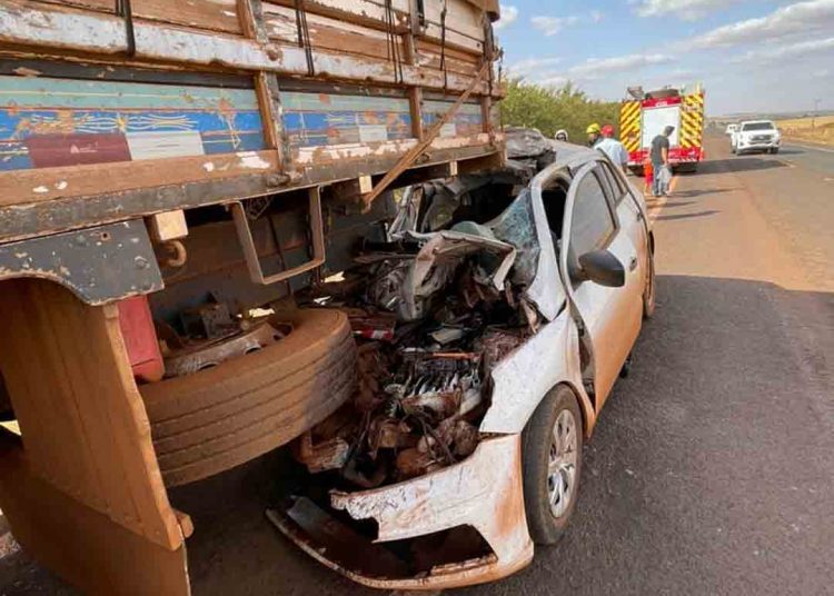 Carro acerta traseira de caminhão em rodovia | Foto: CBMGO