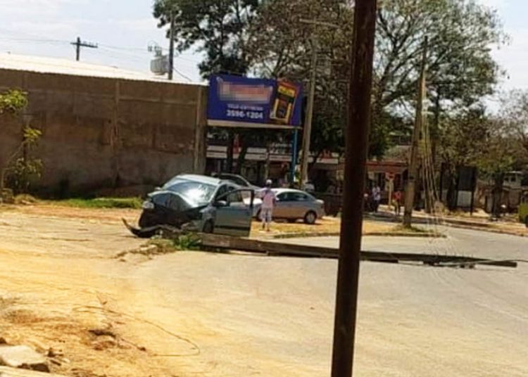 Motorista perde controle e derruba poste após derrapar em dejetos despejados em pista do setor Independências Mansões, em Aparecida | Foto: Leitor/FZ