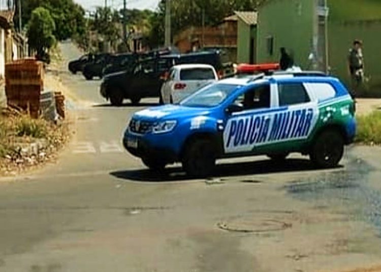 Viaturas da Polícia Militar (PM) em ação no Jardim Buriti Sereno, em Aparecida | Foto: Leitor/FZ