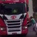 Caminhão é depredado por motoristas | Foto: Reprodução/Internet