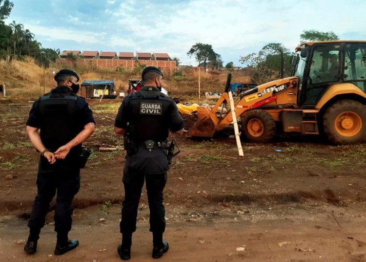 Prepostos da prefeitura, Guardas Civis e Policiais Militares chegaram ao local por volta das 6h e retiraram todos os materiais dos ocupantes | Foto: Leitor / FZ