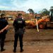 Prepostos da prefeitura, Guardas Civis e Policiais Militares chegaram ao local por volta das 6h e retiraram todos os materiais dos ocupantes | Foto: Leitor / FZ