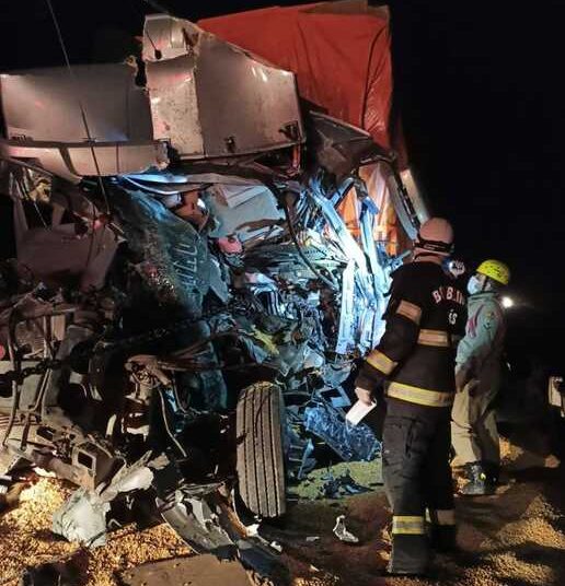 Cabine do caminhão ficou completamente destruída | Foto: CBMGO