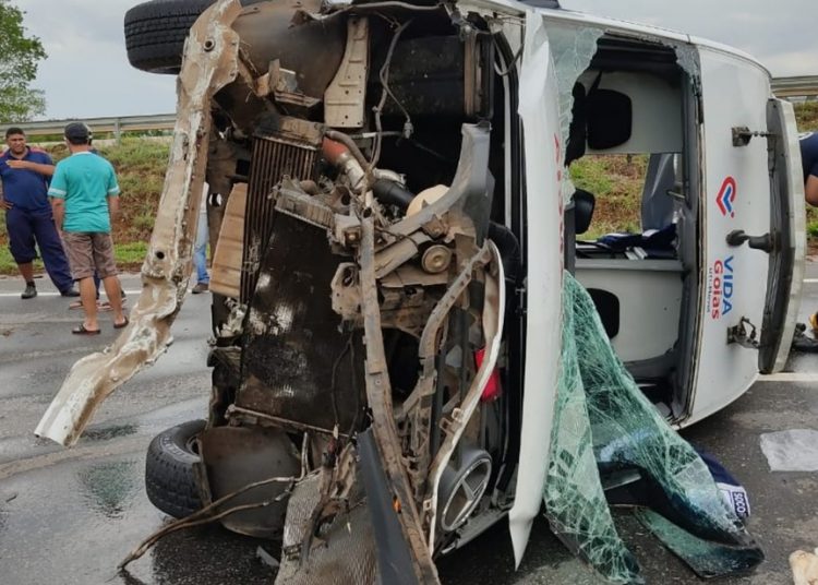 Ambulância tomba na rodovia com paciente | Foto: Reprodução/TV Anhanguera