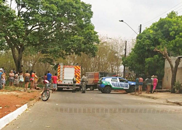 Cadáver é encontrado em fossa no Parque Eldorado, em Goiânia | Foto: Leitor / FZ