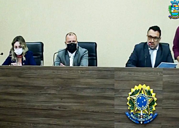 Clima foi tenso durante sessão desta 5ª feira (14) na Câmara de Aparecida | Foto: Reprodução