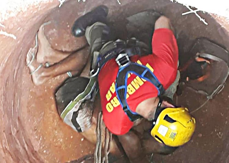 Bombeiro resgata homem que caiu dentro de cistera em Aparecida de Goiânia | Foto: CMBGO