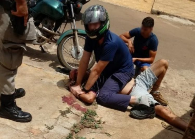 Jovem segura o próprio pai para evitar ataque  à mãe | Foto: Reprodução