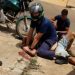Jovem segura o próprio pai para evitar ataque  à mãe | Foto: Reprodução