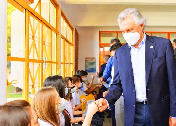 Ronaldo Caiado cumprimenta estudantes | Foto: Divulgação