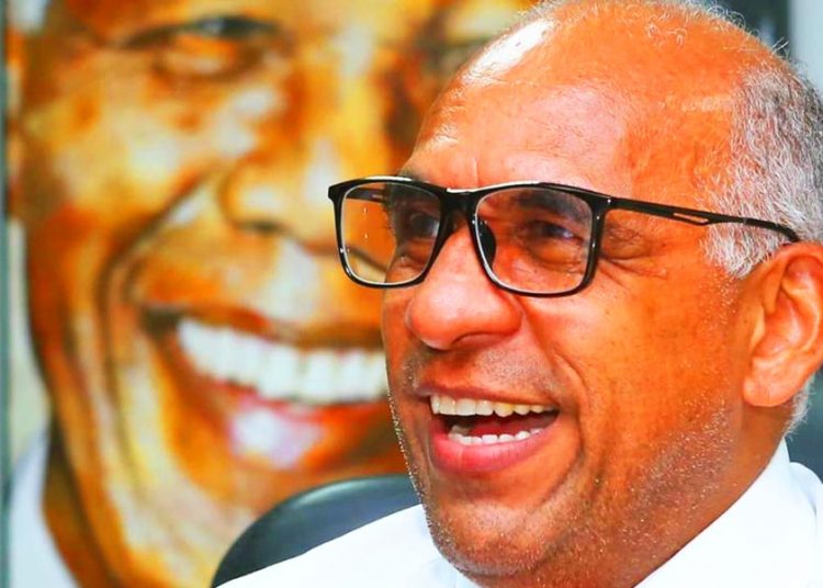 Rogério Cruz, 1º prefeito negro da história de Goiânia, com retrato de Nelson Mandela ao fundo | Foto: Divulgação