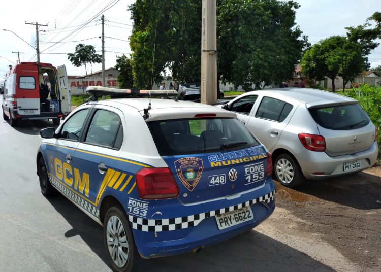 Carro atinge poste e outro capota em Aparecida | Foto: Reprodução