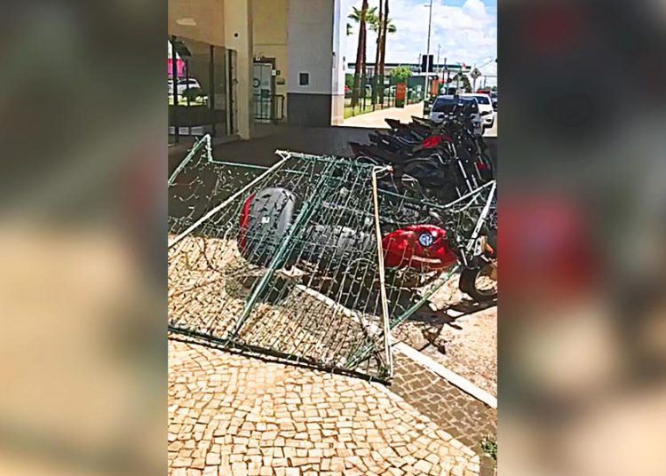 Moto fica destruída após ser atingida por decoração de shopping | Foto: Reprodução