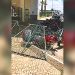 Moto fica destruída após ser atingida por decoração de shopping | Foto: Reprodução