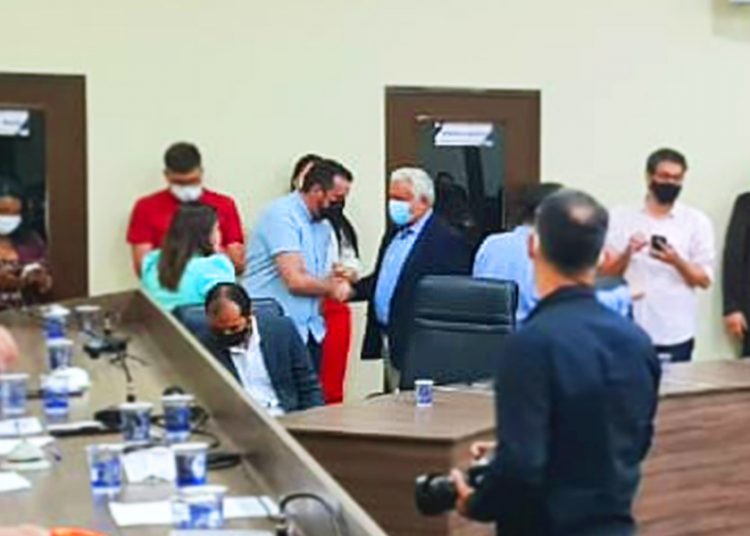 Gustavo Mendanha e Vilmar Mariano trocam breve cumprimento ao centro da imagem | Foto: Folha Z