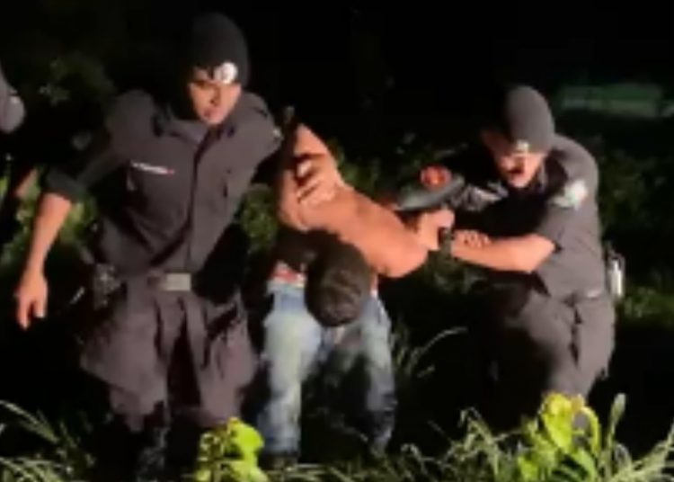Momento da prisão do suspeito | Foto: Polícia Militar