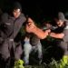 Momento da prisão do suspeito | Foto: Polícia Militar