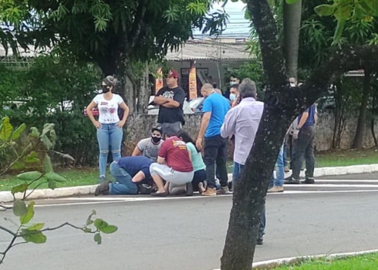 Pessoas tentam socorrer idosa que teve infarto no Detran | Foto: Reprodução