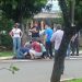 Pessoas tentam socorrer idosa que teve infarto no Detran | Foto: Reprodução