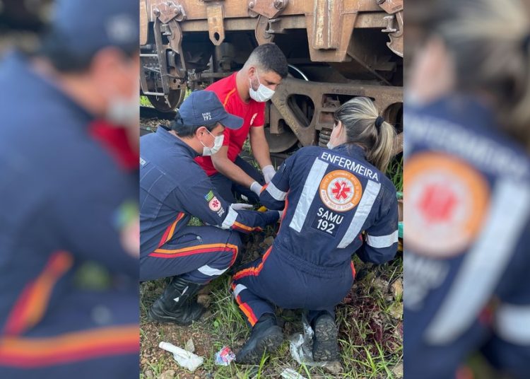 Menino é atendido pelo Samu após perder o pé em trilho | Foto: Samu
