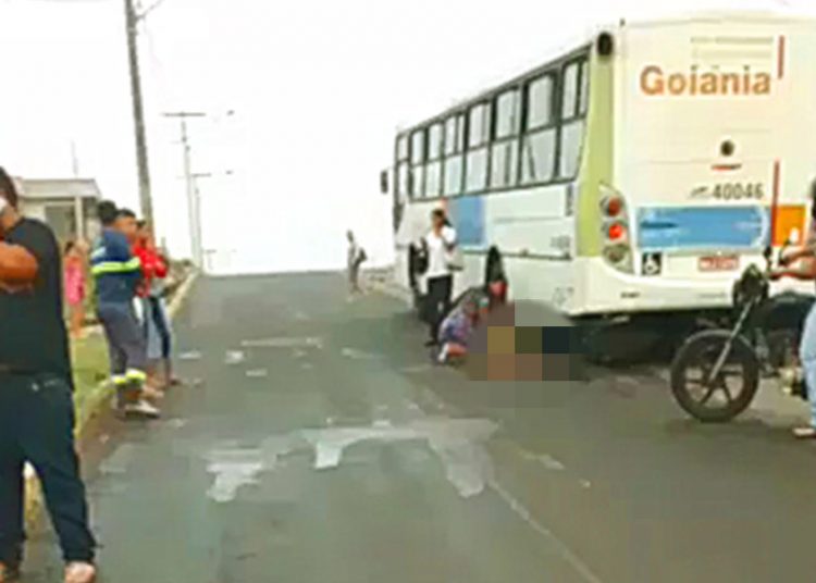 Mulher atropelada por ônibus em Senador Canedo | Foto: Leitor / FZ