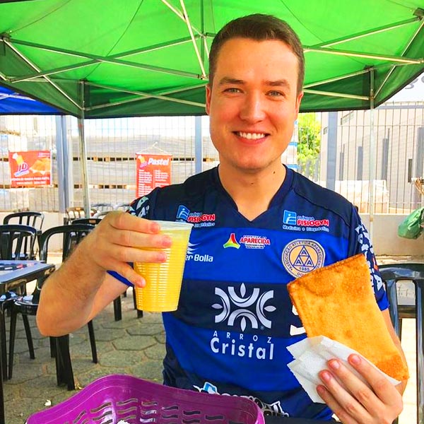 Nas redes sociais, Sebastião posa mostrando o pastel e o caldo de cana da feira do Garavelo | Foto: Reprodução