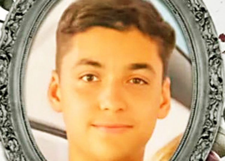 Jovem morre com descarga elétrica ao usar celular que estava carregando | Foto: Reprodução