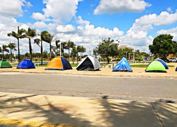Manifestantes montam acampamento em frente à Prefeitura de Aparecida | Foto: Leitor / FZ