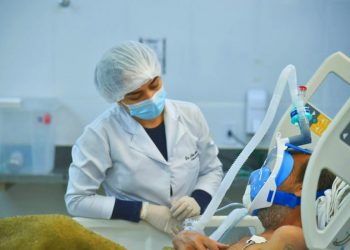 Tratamento da Covid-19 com máscaras de mergulho adaptadas para ventilação respiratória | Foto: Claudivino Antunes