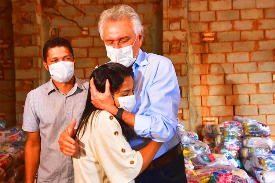 Governador Ronaldo Caiado entrega cestas básicas a comunidades quilombolas do distrito de Vazante, em Divinópolis de Goiás, no Nordeste do Estado | Foto: Hegon Côrrea