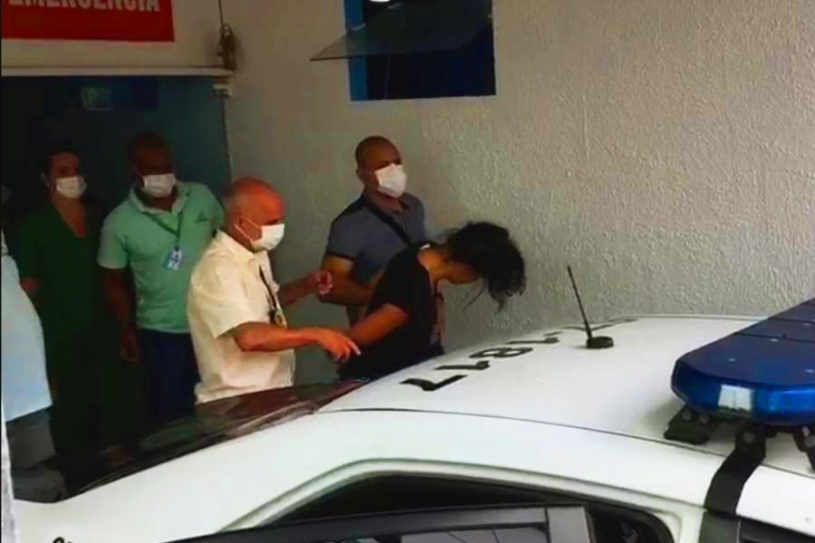 Muher que matou os filhos em Guapimirim é transferida para presídio sob gritos | Foto: Reprodução