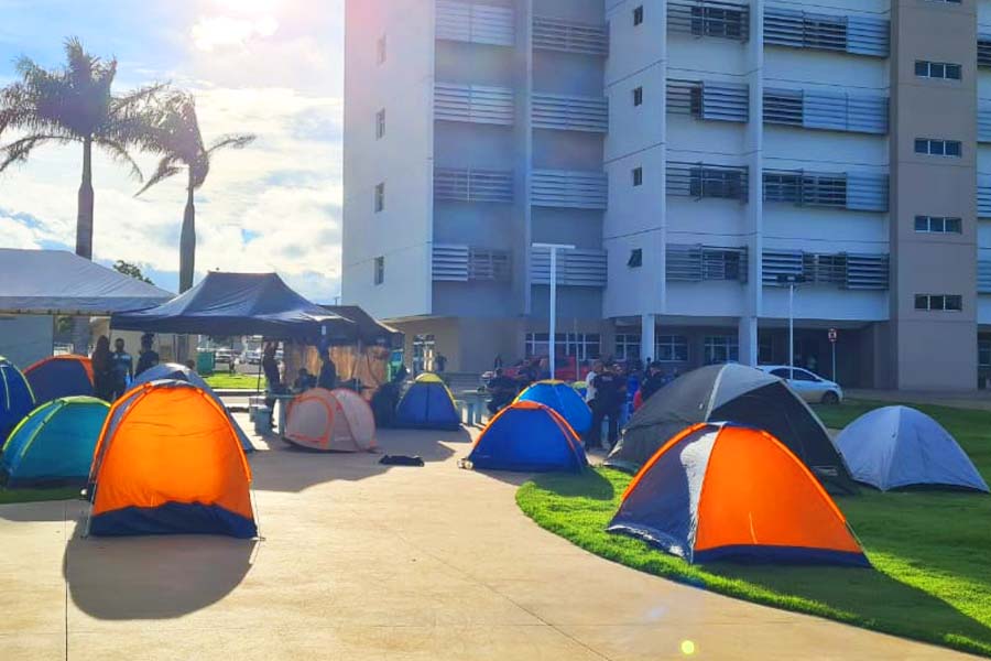 Acampamento de guardas civis em frente à Prefeitura de Aparecida de Goiânia | Foto: José Alves / Folha Z